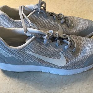 Women’s Nike Flex Experience Rn 4 size 9.5 light grey and white